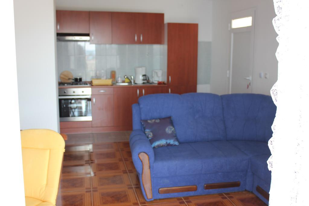 Apartments Toni Na Moru Drage Bilik gambar